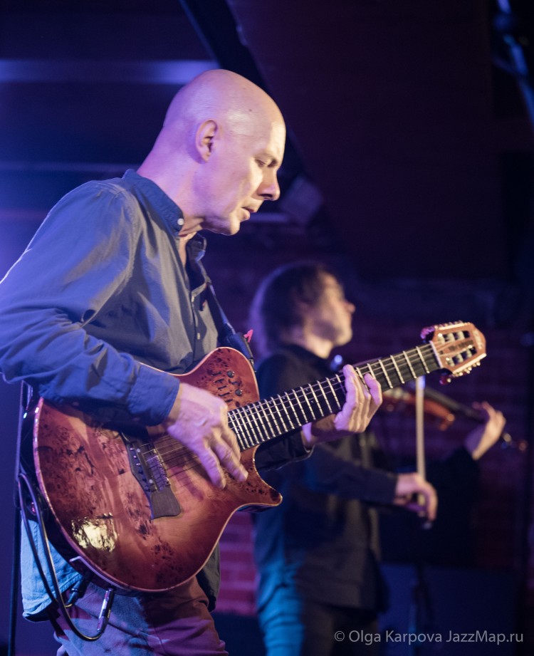 Юрий Матвеев (гитара) и Артём Якушенко (скрипка), а вместе - Two Siberians.