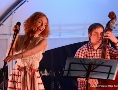 Анна Бутурлина (вокал) на летней сцене в Коломенском