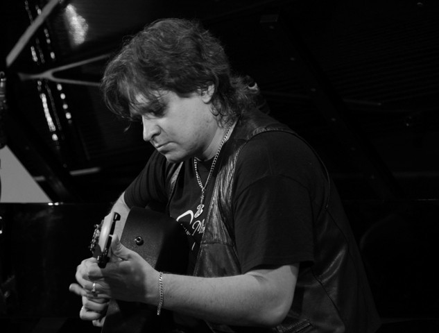 Роман Мирошниченко, фьюжн-гитарист, композитор и аранжировщик