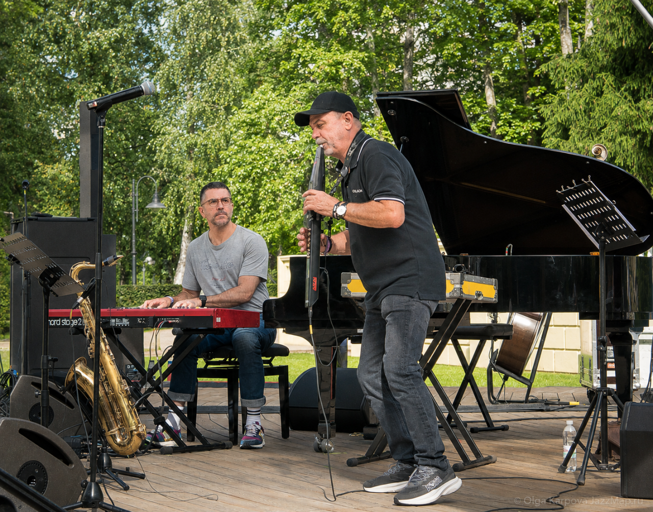 6a8df72a5662a.6a8df722dc677-jazzseasons32.png