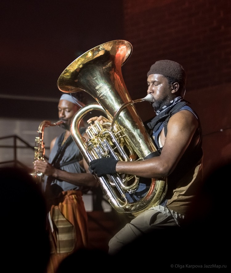 Саксофонист Shabaka Hutchings и тубист Theon Cross