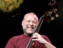 Dave Holland (контрабас)