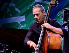 Авишай Коэн / Avishai Cohen (контрабас, вокал)