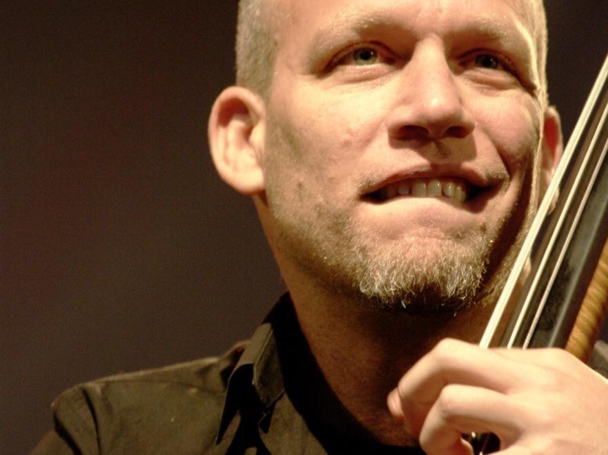 Авишай Коэн (Avishai Cohen) контрабас, вокал