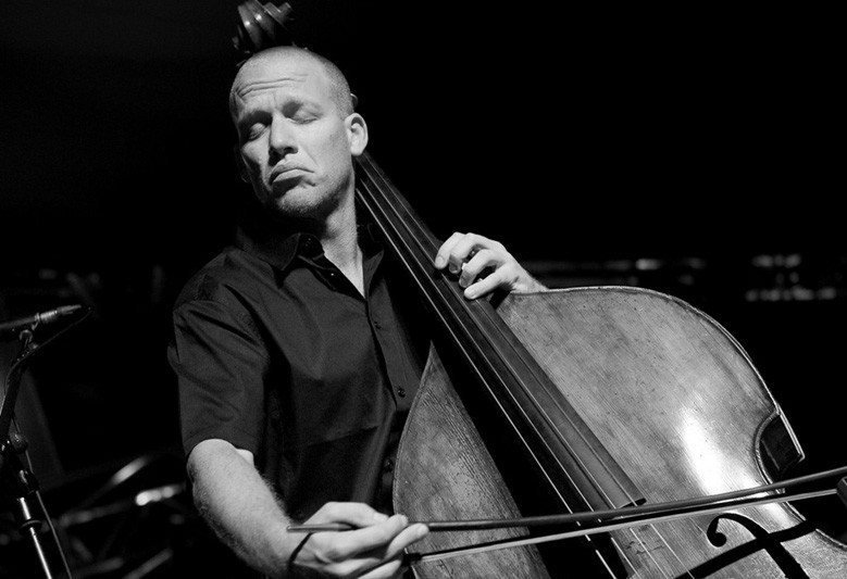 Авишай Коэн (Avishai Cohen) контрабас, вокал