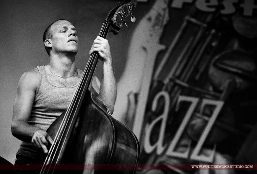 Авишай Коэн (Avishai Cohen) контрабас, вокал