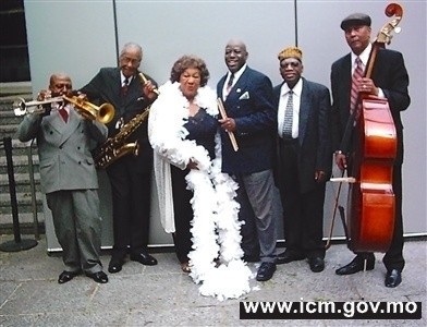 играет джазовый ансамбль The Harlem Blues & Jazz Band