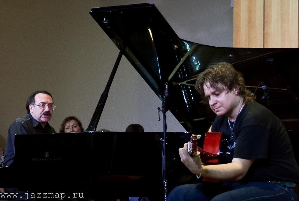 Даниил Крамер (рояль) и Роман Мирошниченко (гитара)